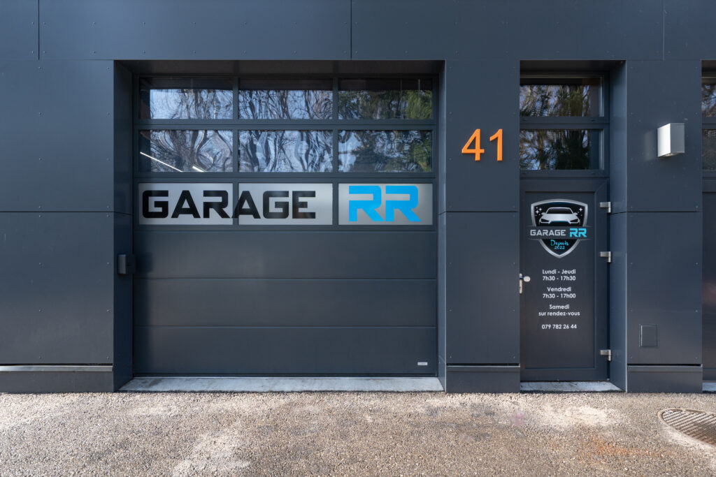 Entrée du Garage RR à Ecublens avec horaires d'ouverture