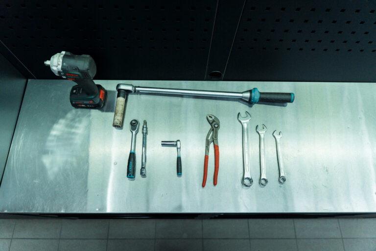Outillage professionnel sur établi au Garage RR à Ecublens