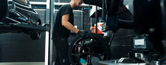 Mécanicien équilibrant une jante au Garage RR à Ecublens