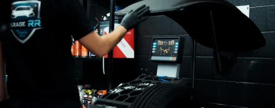 Technicien utilisant la machine d'équilibrage Cemb au Garage RR Ecublens