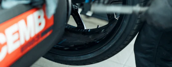 Contrôle de jante sur machine d'équilibrage au Garage RR Ecublens