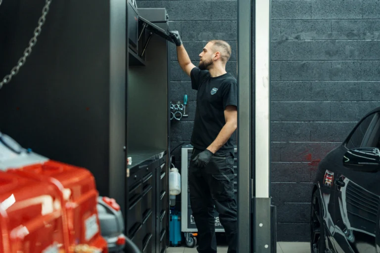 Mécanicien rangeant son outillage au Garage RR à Ecublens