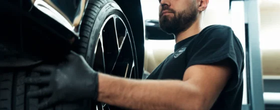 Contrôle de jante par un technicien du Garage RR Ecublens